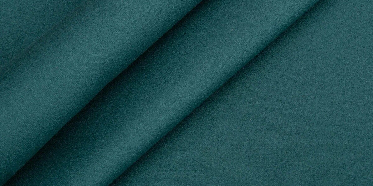 Кровать с обивкой из искусственной замши